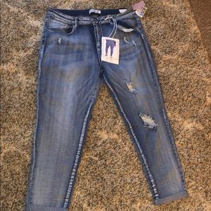 Destructed ankle jeans